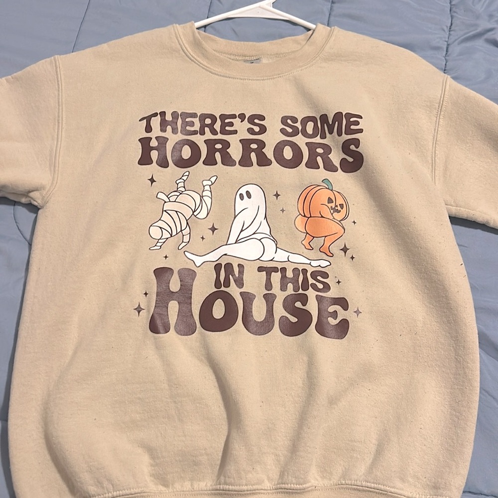 October is right around the corner ladies!! Fall crew neck🎃